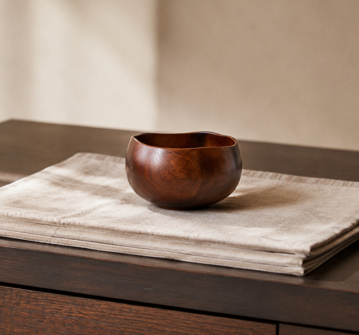 Bud: Mimosa lacquer vessel presented as a thoughtful gift on folded natural linen.