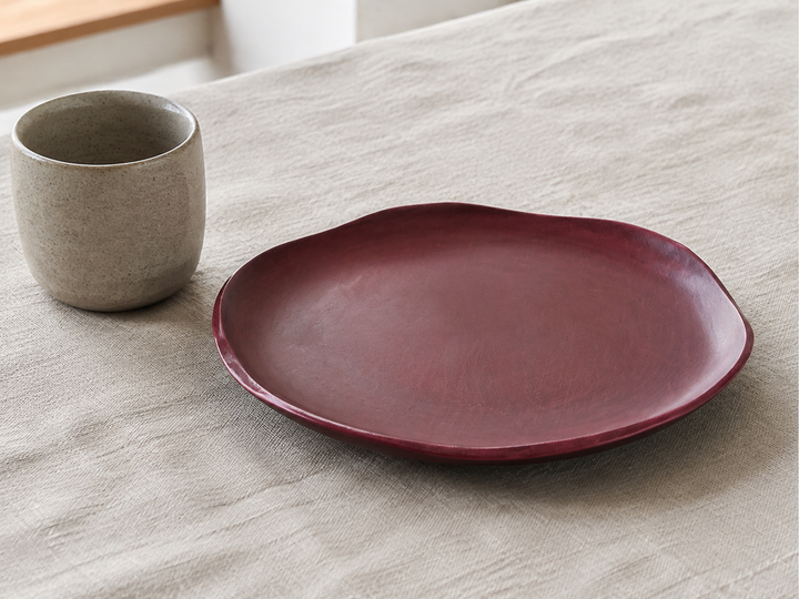 RIN 5.0 Berry set as an empty focal plate in a precise one-person dining arrangement.