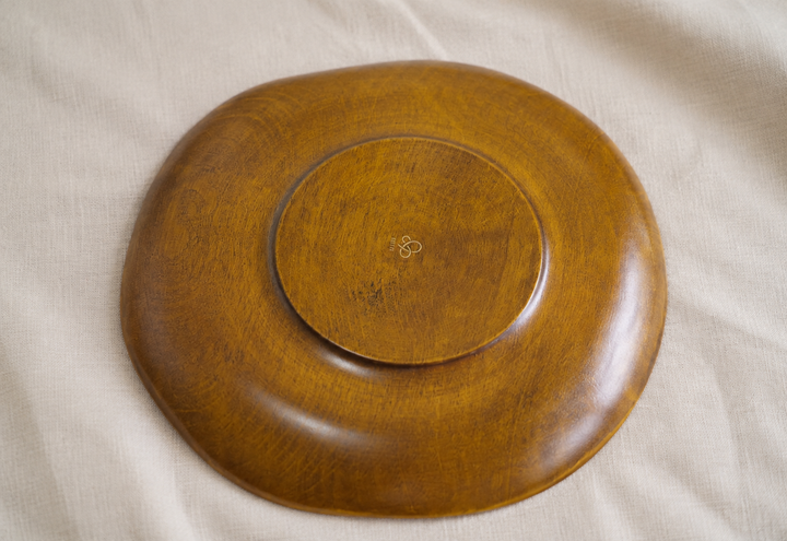 Underside of the empty Mimosa RIN 7.0 lacquerware plate showing its shallow foot and small central YUIYU mark.