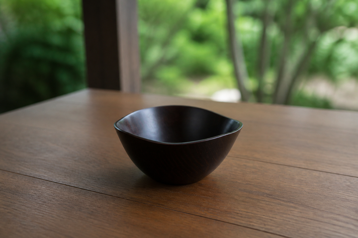 Empty RIN Bowl M Lilac on a stable dry table in the shade of a covered terrace.