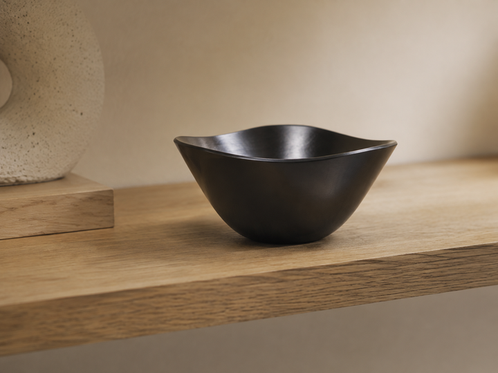 RIN Bowl M Sesame displayed as an object on a dry open shelf away from direct sunlight.