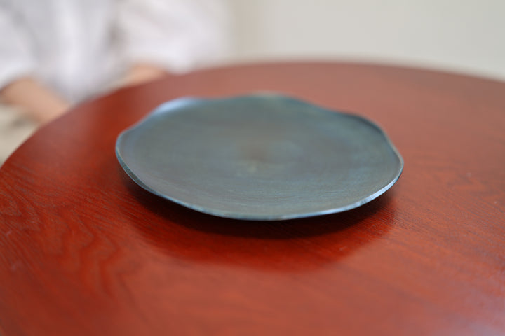 RIN 7.0 Hyacinth lacquerware resting on a red table in an interior.