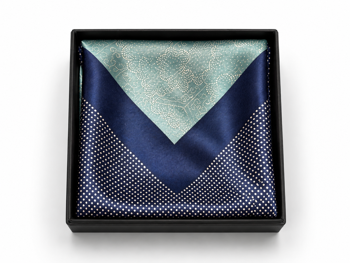 Edo Komon Pocket Square: Gosho-guruma (Light Green) × Maru-tōshi (Lapis Blue)